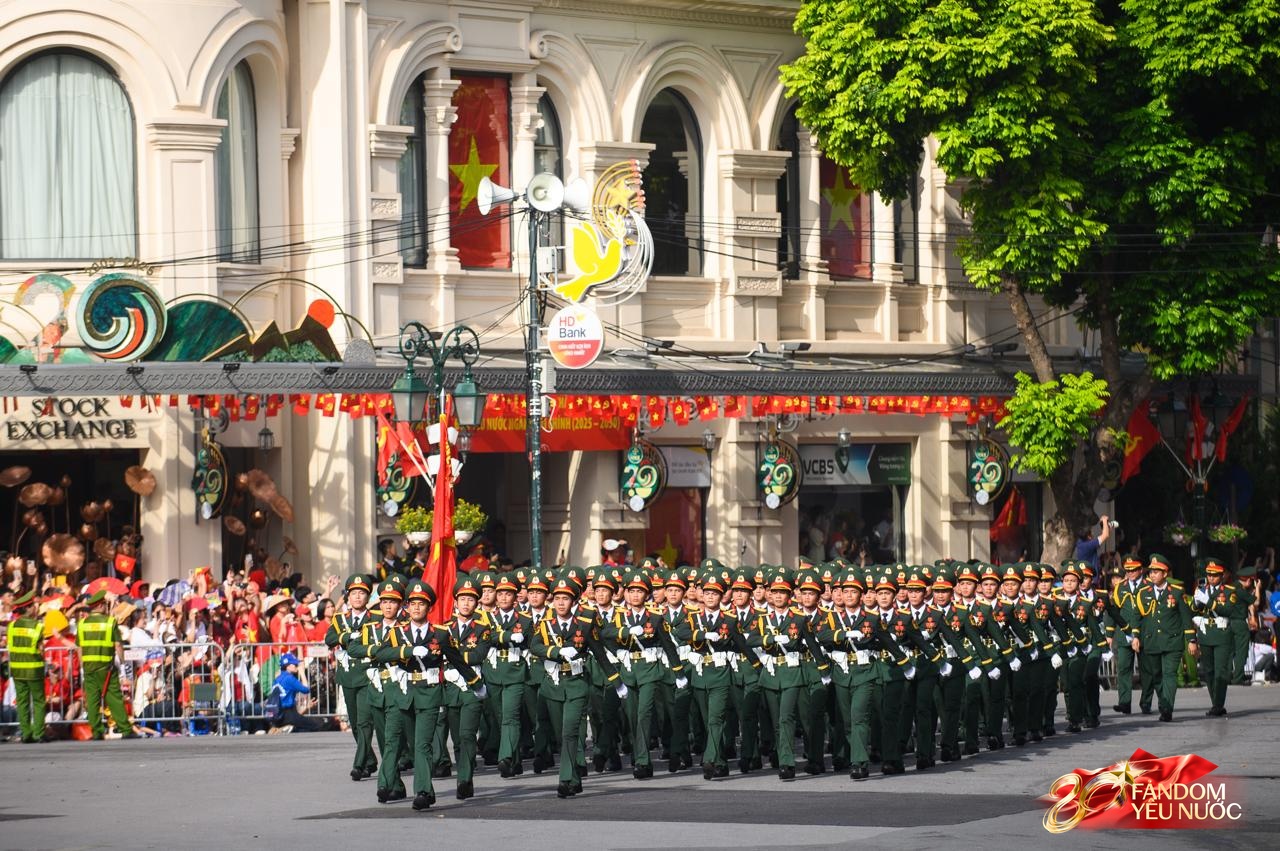 Tạm biệt A80: Các khối diễu binh, diễu hành tỏa khắp các tuyến phố Thủ đô, hòa chung niềm vui với người dân- Ảnh 4.