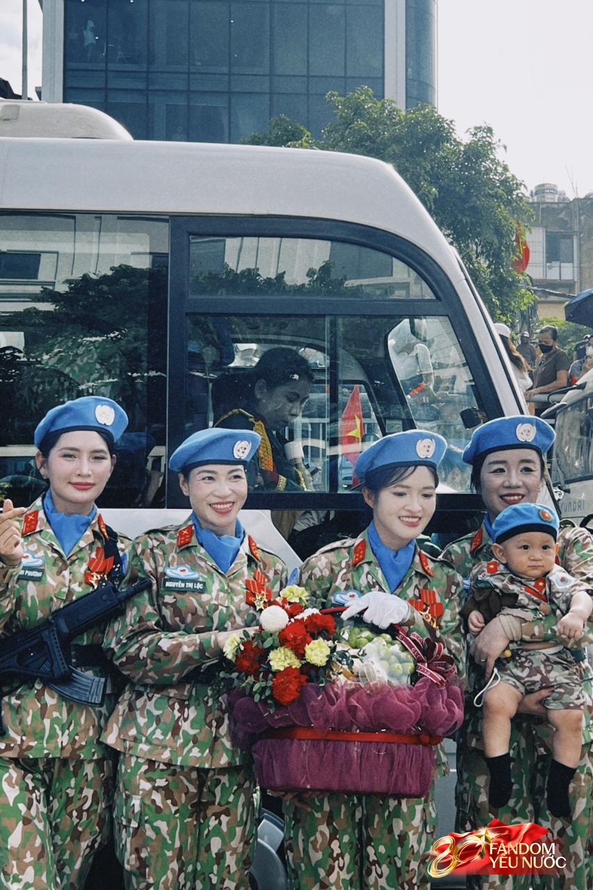 Đoàn diễu binh di chuyển qua các tuyến phố Hà Nội sáng ngày 2/9, người dân vẫy tay reo hò- Ảnh 2.