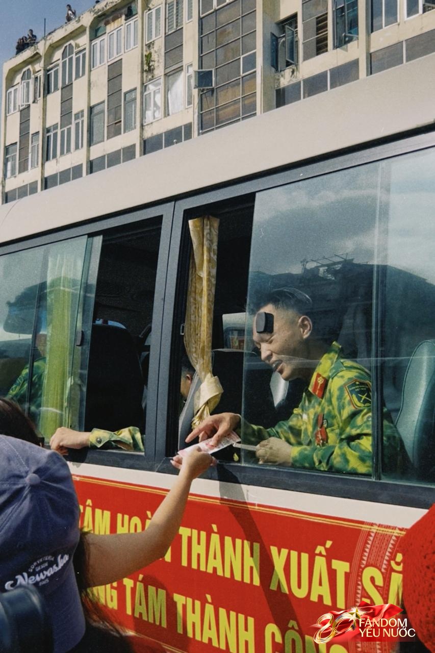 Đoàn diễu binh di chuyển qua các tuyến phố Hà Nội sáng ngày 2/9, người dân vẫy tay reo hò- Ảnh 1.