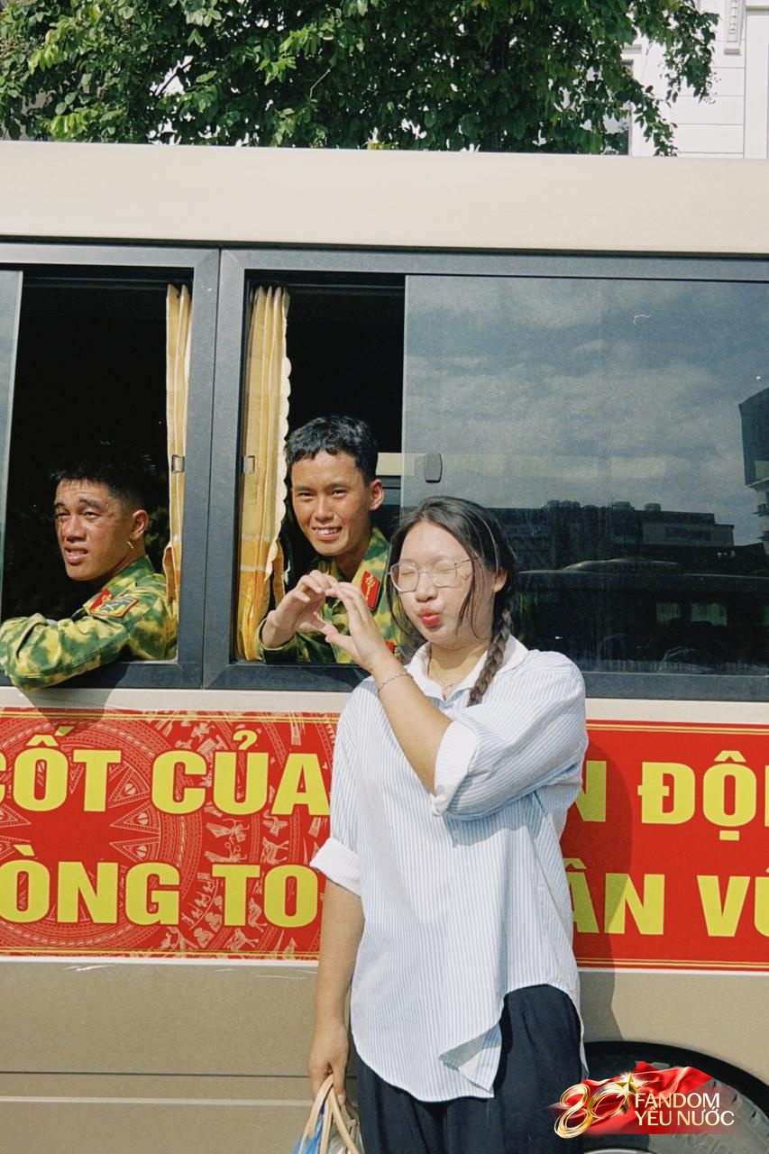 Đoàn diễu binh di chuyển qua các tuyến phố Hà Nội sáng ngày 2/9, người dân vẫy tay reo hò- Ảnh 3.