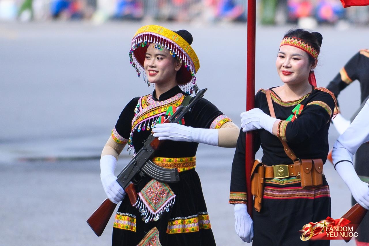 Tạm biệt A80: Các khối diễu binh, diễu hành tỏa khắp các tuyến phố Thủ đô, hòa chung niềm vui với người dân- Ảnh 15.