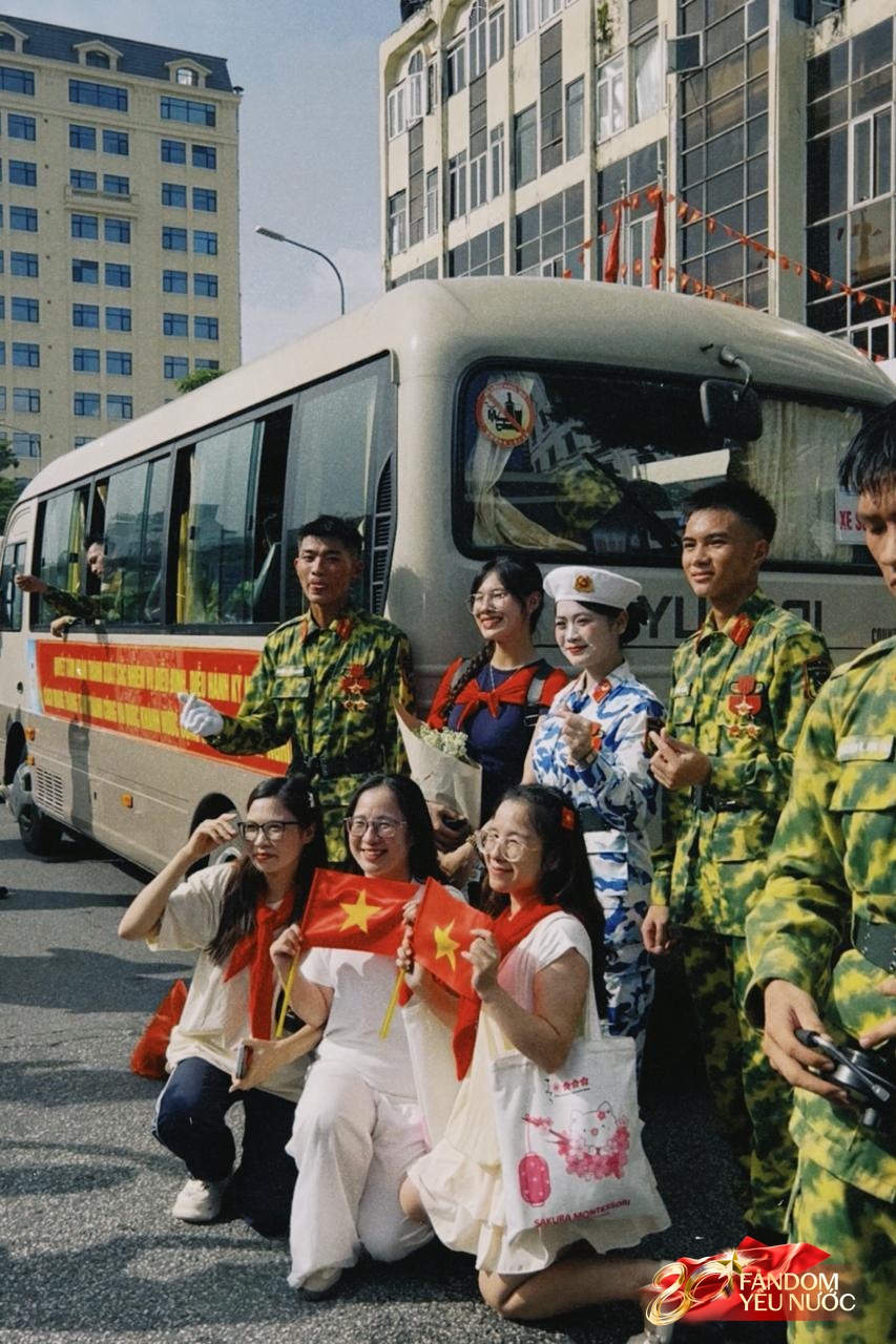 Đoàn diễu binh di chuyển qua các tuyến phố Hà Nội sáng ngày 2/9, người dân vẫy tay reo hò- Ảnh 4.