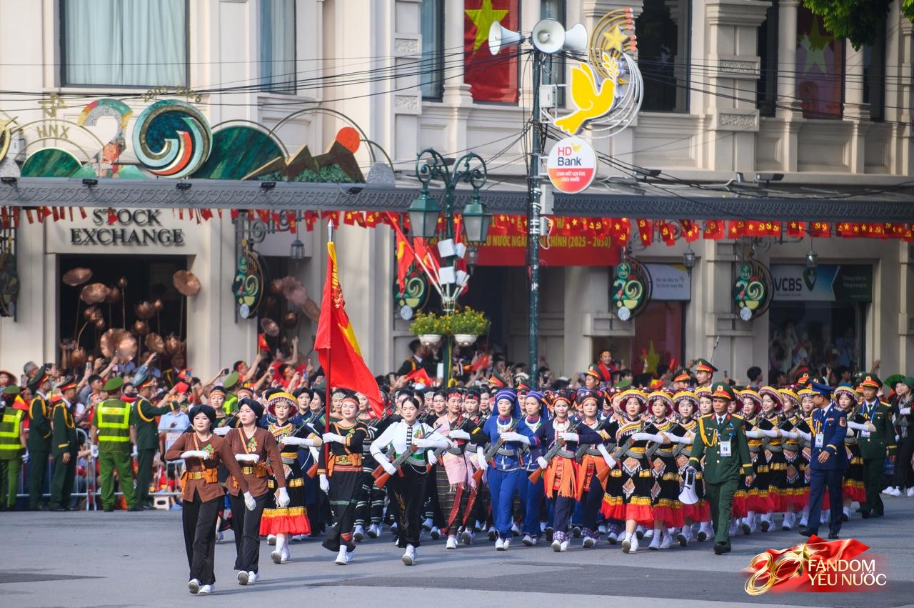 Tạm biệt A80: Các khối diễu binh, diễu hành tỏa khắp các tuyến phố Thủ đô, hòa chung niềm vui với người dân- Ảnh 8.