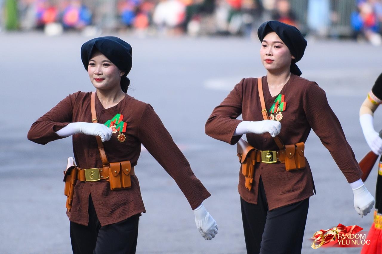 Tạm biệt A80: Các khối diễu binh, diễu hành tỏa khắp các tuyến phố Thủ đô, hòa chung niềm vui với người dân- Ảnh 19.