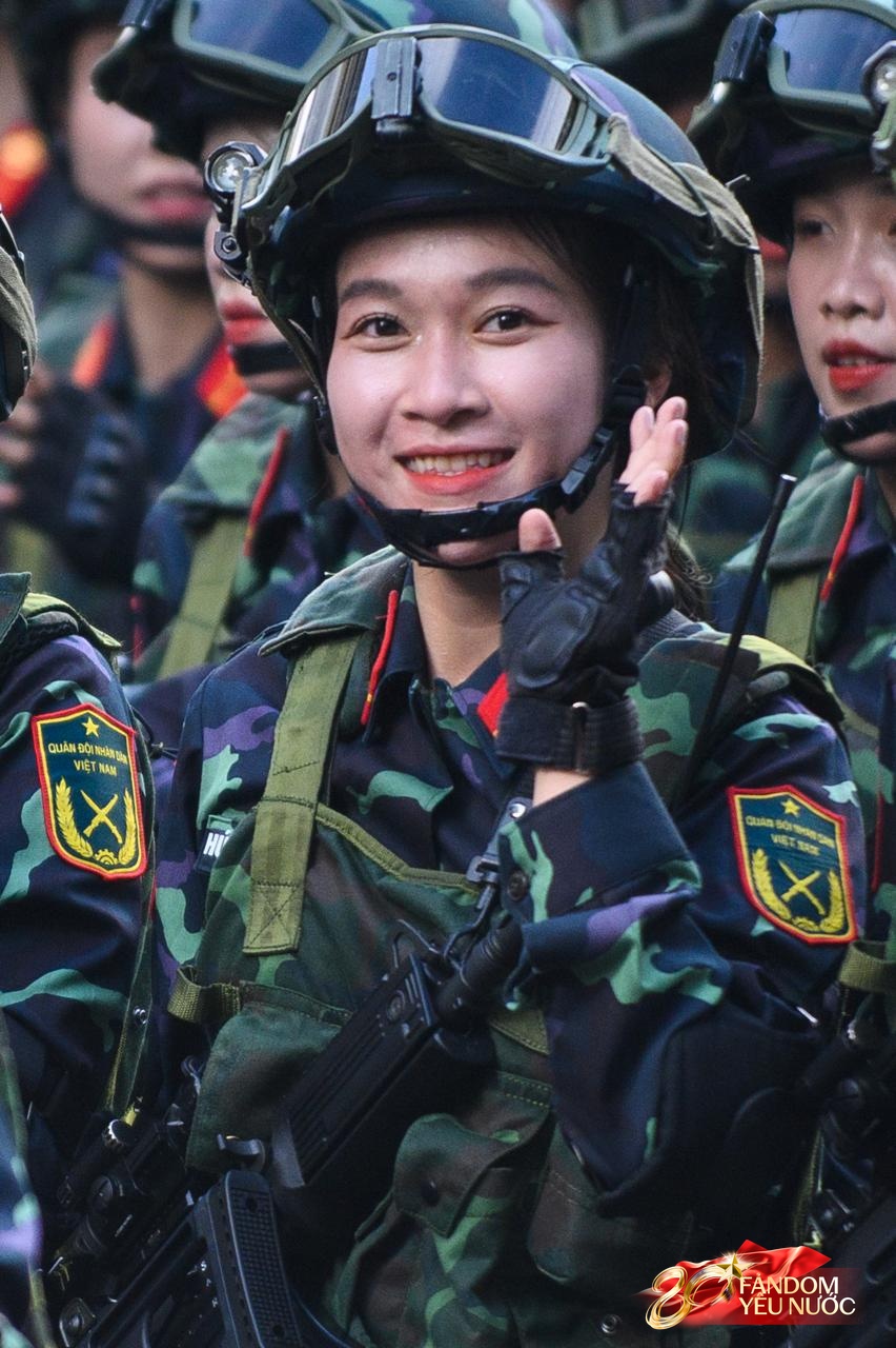 Tạm biệt A80: Các khối diễu binh, diễu hành tỏa khắp các tuyến phố Thủ đô, hòa chung niềm vui với người dân- Ảnh 14.