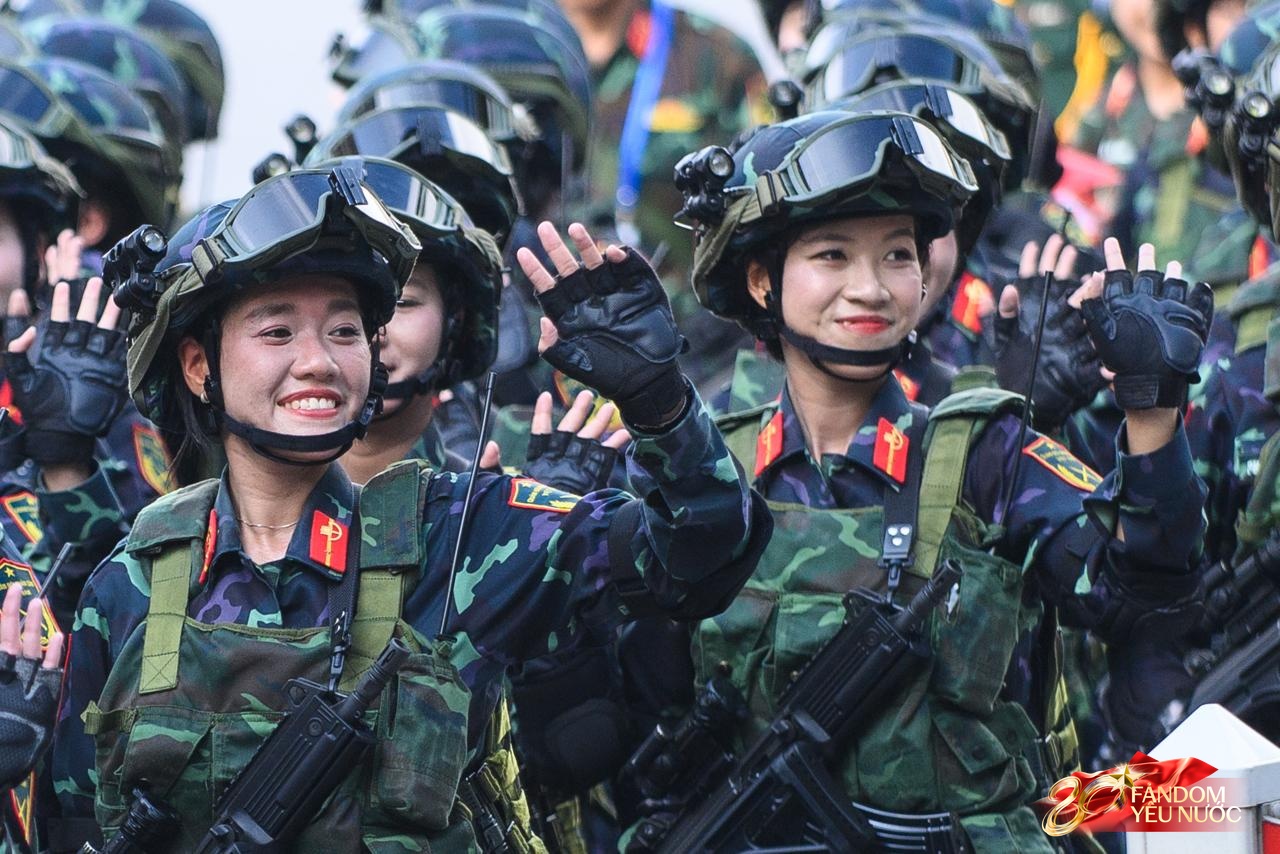 Tạm biệt A80: Các khối diễu binh, diễu hành tỏa khắp các tuyến phố Thủ đô, hòa chung niềm vui với người dân- Ảnh 10.