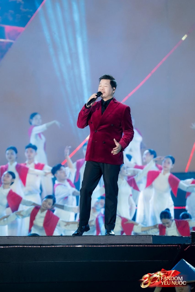 Nam ca sĩ hát mở màn cả 2 Concert Quốc Gia: “Ông hoàng nhạc đỏ” danh xứng với thực, từng nhận cát-xê 40.000 đồng- Ảnh 7. Nam ca sĩ hát mở màn cả 2 Concert Quốc Gia: “Ông hoàng nhạc đỏ” danh xứng với thực, từng nhận cát-xê 40.000 đồng- Ảnh 7.