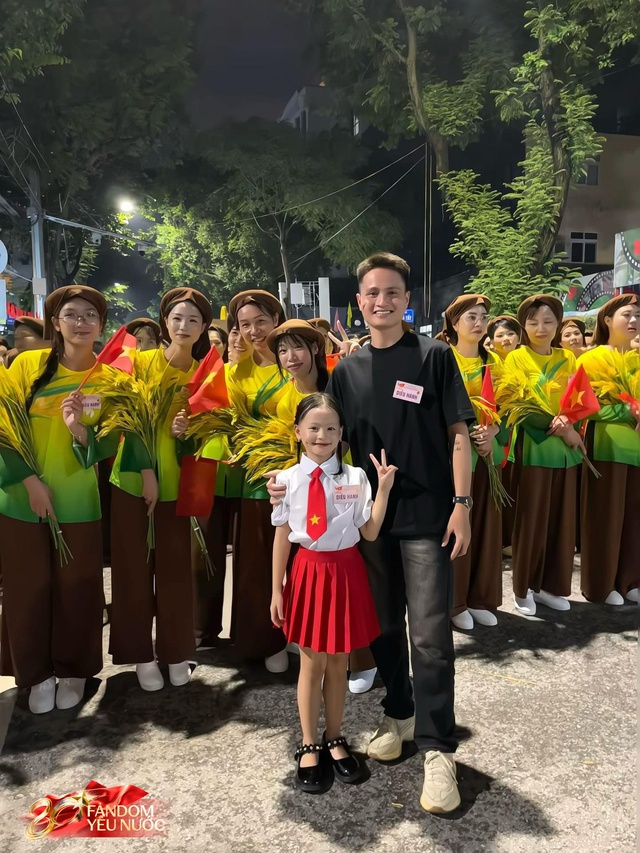 Phụ huynh rơi nước mắt khi con gái hát cùng Mỹ Tâm ngày Đại lễ 2/9, niềm tự hào gia đình kể sao cho hết!- Ảnh 6. Phụ huynh rơi nước mắt khi con gái hát cùng Mỹ Tâm ngày Đại lễ 2/9, niềm tự hào gia đình kể sao cho hết!- Ảnh 6.