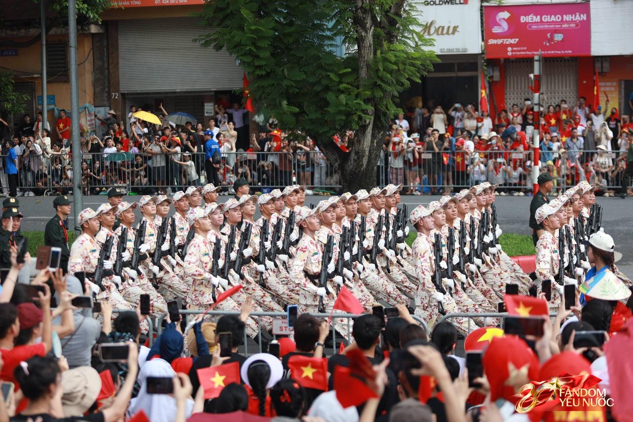Đoàn diễu binh di chuyển qua các tuyến phố Hà Nội sáng ngày 2/9, người dân vẫy tay reo hò- Ảnh 9.