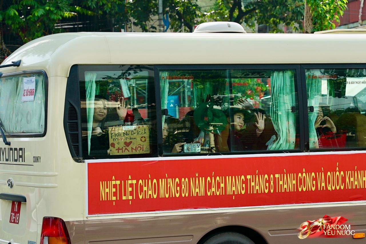 Tạm biệt A80: Các khối diễu binh, diễu hành tỏa khắp các tuyến phố Thủ đô, hòa chung niềm vui với người dân- Ảnh 1.
