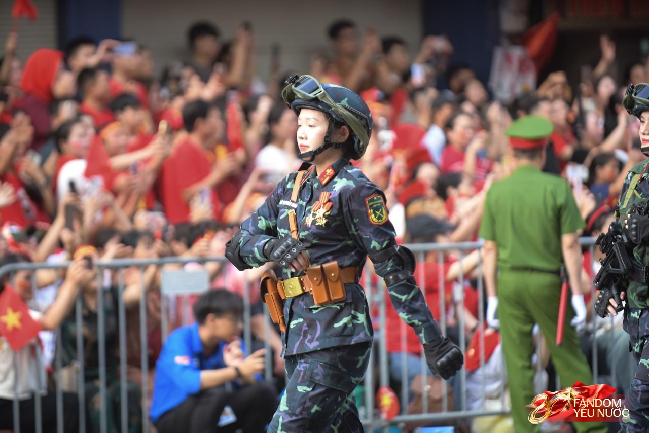 Đoàn diễu binh di chuyển qua các tuyến phố Hà Nội sáng ngày 2/9, người dân vẫy tay reo hò- Ảnh 13.