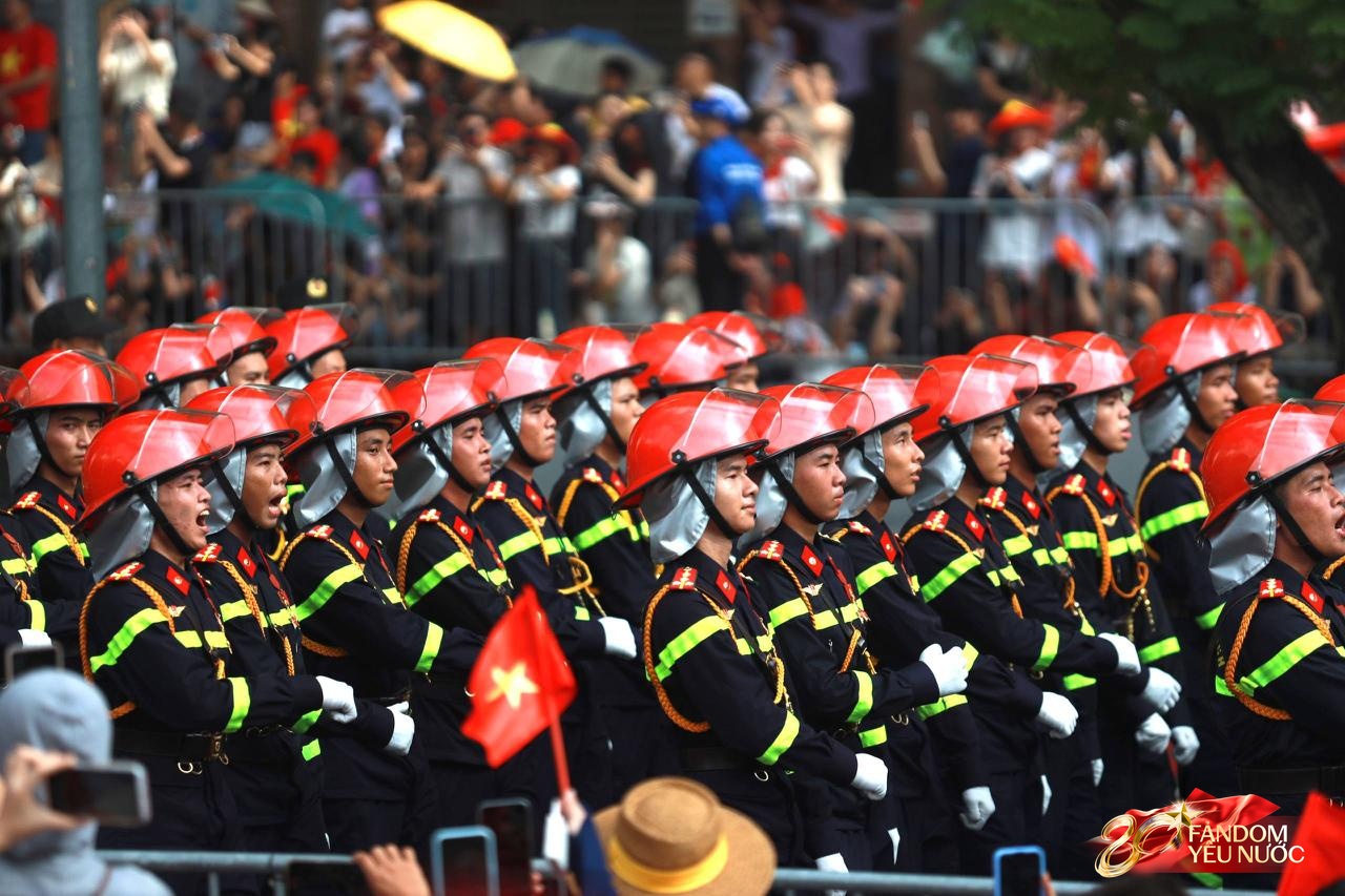 Đoàn diễu binh di chuyển qua các tuyến phố Hà Nội sáng ngày 2/9, người dân vẫy tay reo hò- Ảnh 12.