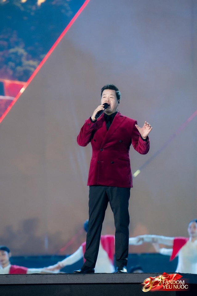 Nam ca sĩ hát mở màn cả 2 Concert Quốc Gia: “Ông hoàng nhạc đỏ” danh xứng với thực, từng nhận cát-xê 40.000 đồng- Ảnh 8. Nam ca sĩ hát mở màn cả 2 Concert Quốc Gia: “Ông hoàng nhạc đỏ” danh xứng với thực, từng nhận cát-xê 40.000 đồng- Ảnh 8.