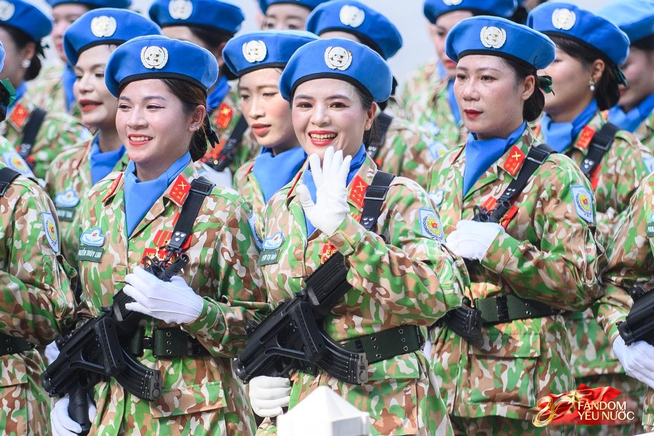 Tạm biệt A80: Các khối diễu binh, diễu hành tỏa khắp các tuyến phố Thủ đô, hòa chung niềm vui với người dân- Ảnh 11.