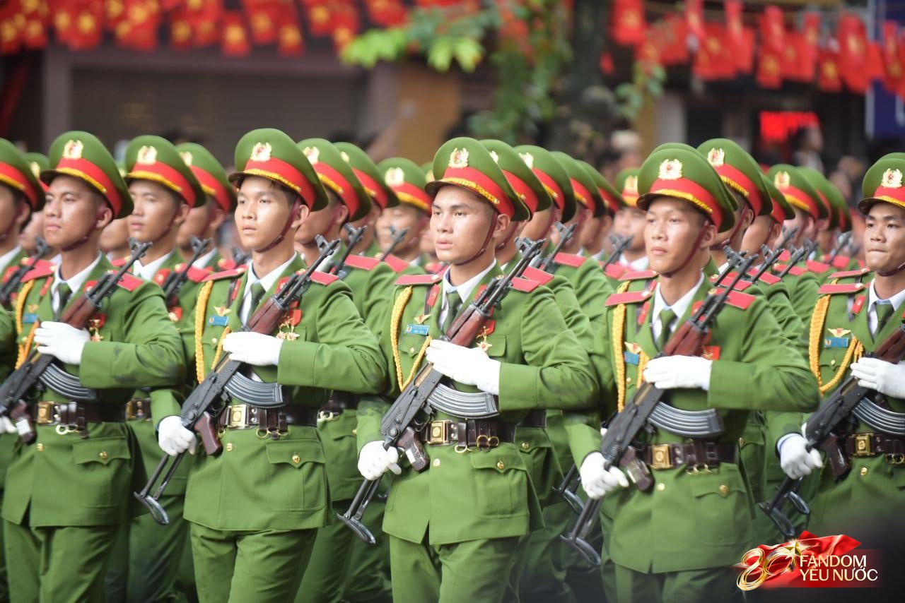 Đoàn diễu binh di chuyển qua các tuyến phố Hà Nội sáng ngày 2/9, người dân vẫy tay reo hò- Ảnh 16.