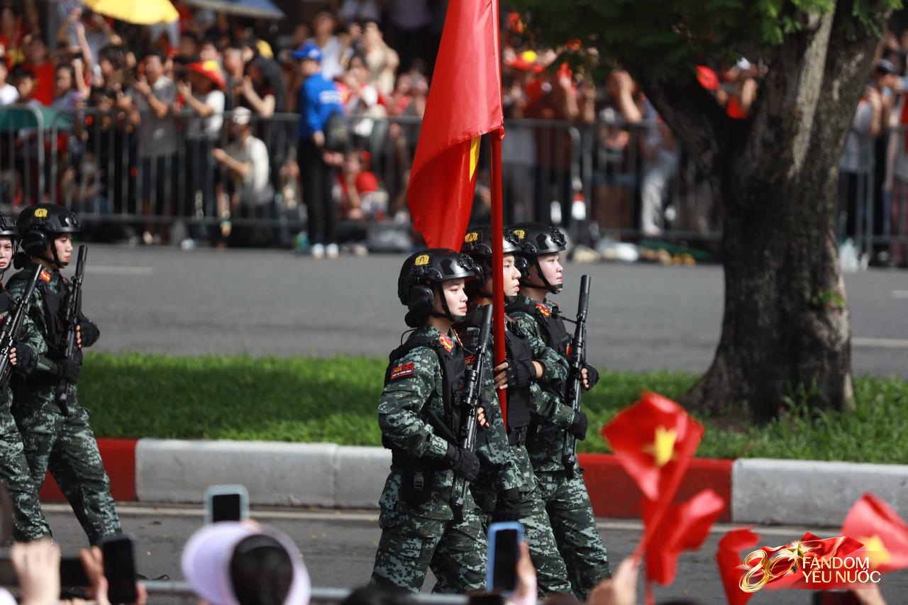 Đoàn diễu binh di chuyển qua các tuyến phố Hà Nội sáng ngày 2/9, người dân vẫy tay reo hò- Ảnh 10.
