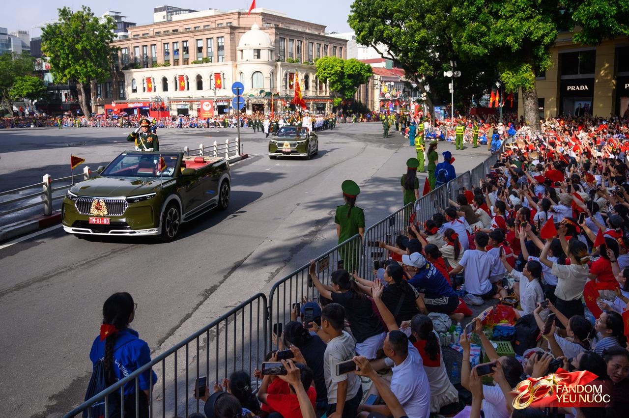 Tạm biệt A80: Các khối diễu binh, diễu hành tỏa khắp các tuyến phố Thủ đô, hòa chung niềm vui với người dân- Ảnh 6.