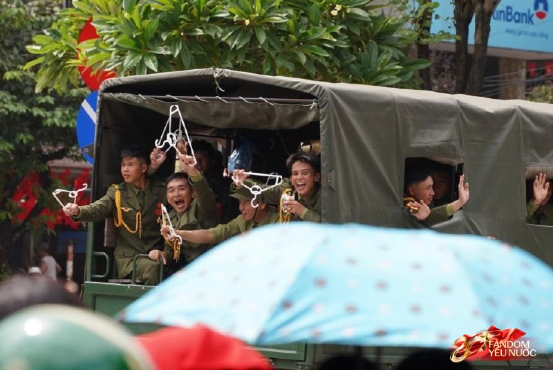 Ngày đẹp nhất là ngày 2/9: Các khối diễu binh diễu hành toả ra khắp Thủ đô trong nắng mùa thu rực rỡ- Ảnh 4.