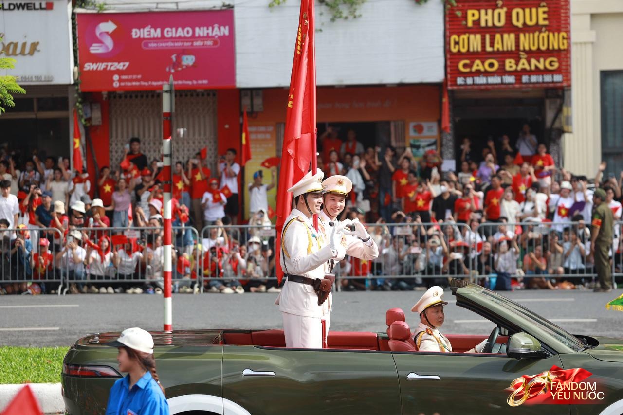 Đoàn diễu binh di chuyển qua các tuyến phố Hà Nội sáng ngày 2/9, người dân vẫy tay reo hò- Ảnh 7.