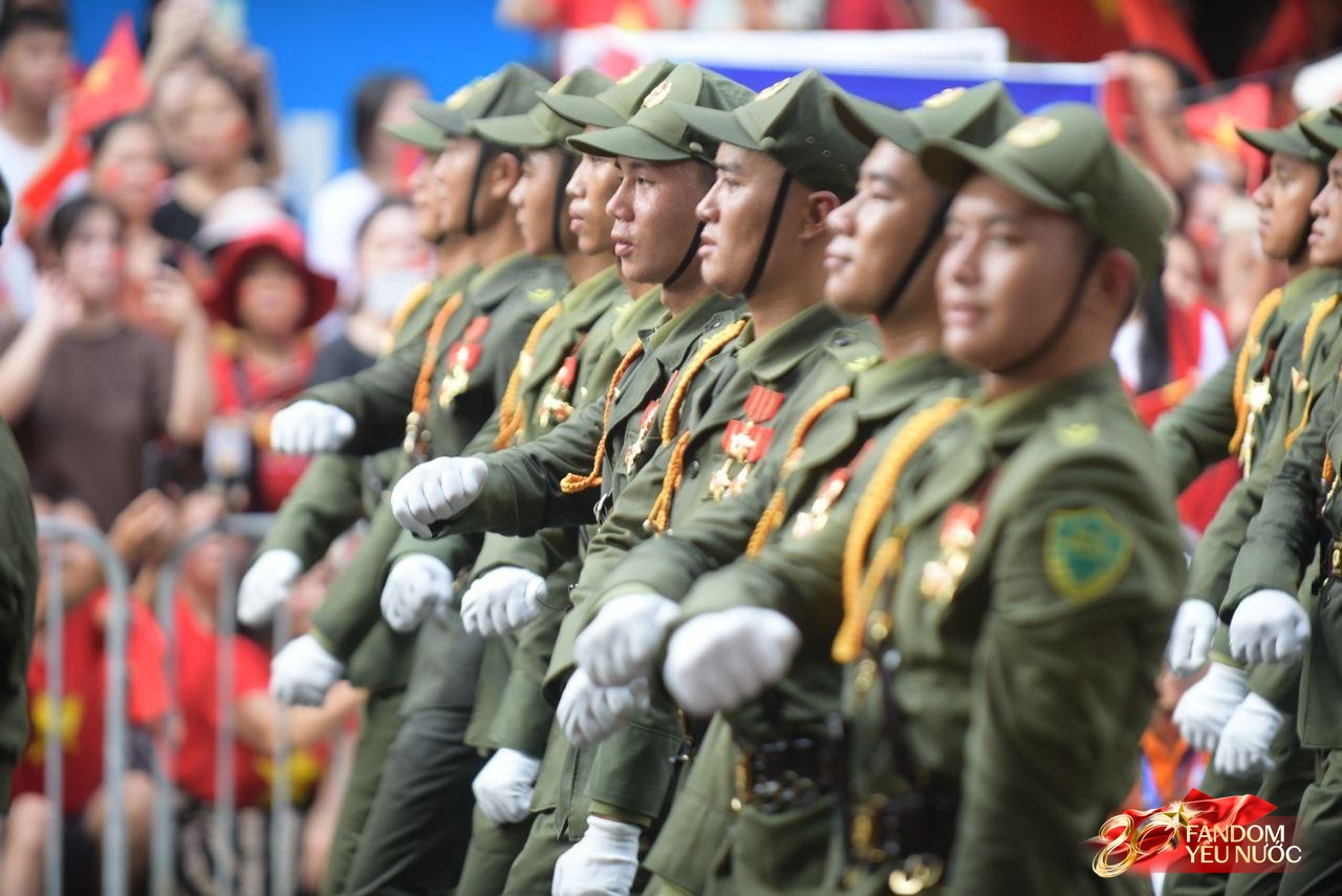 Đoàn diễu binh di chuyển qua các tuyến phố Hà Nội sáng ngày 2/9, người dân vẫy tay reo hò- Ảnh 14.