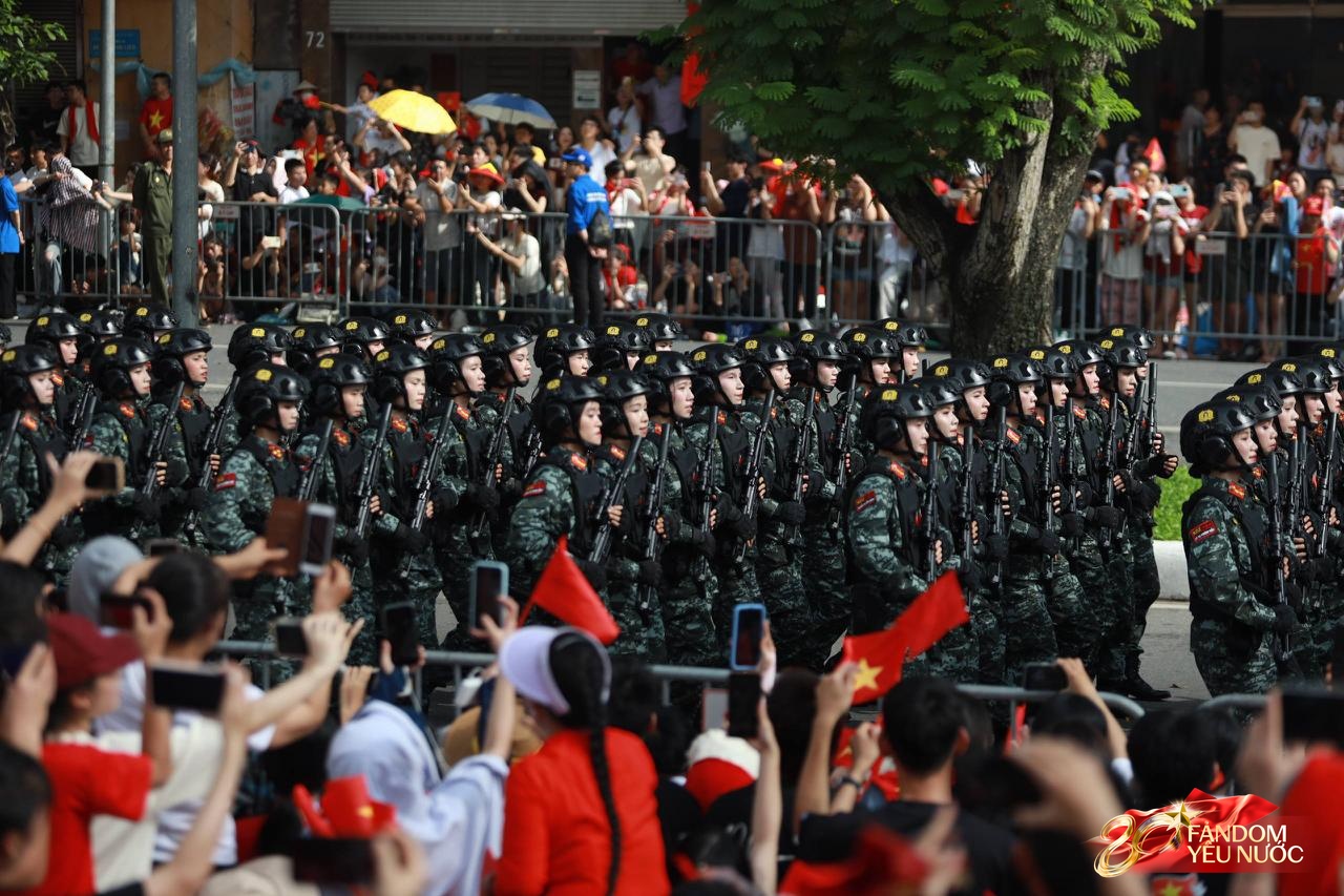 Đoàn diễu binh di chuyển qua các tuyến phố Hà Nội sáng ngày 2/9, người dân vẫy tay reo hò- Ảnh 11.