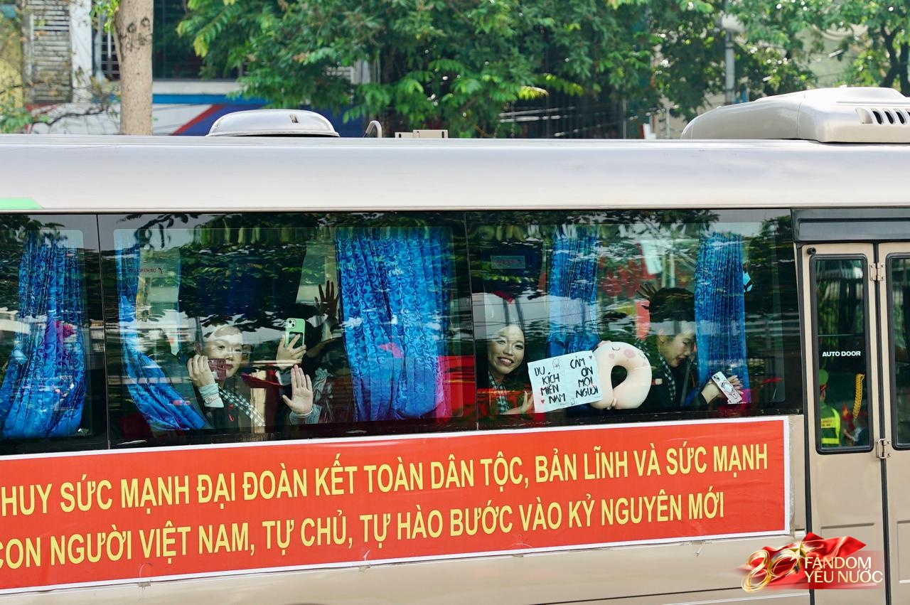 Tạm biệt A80: Các khối diễu binh, diễu hành tỏa khắp các tuyến phố Thủ đô, hòa chung niềm vui với người dân- Ảnh 2.