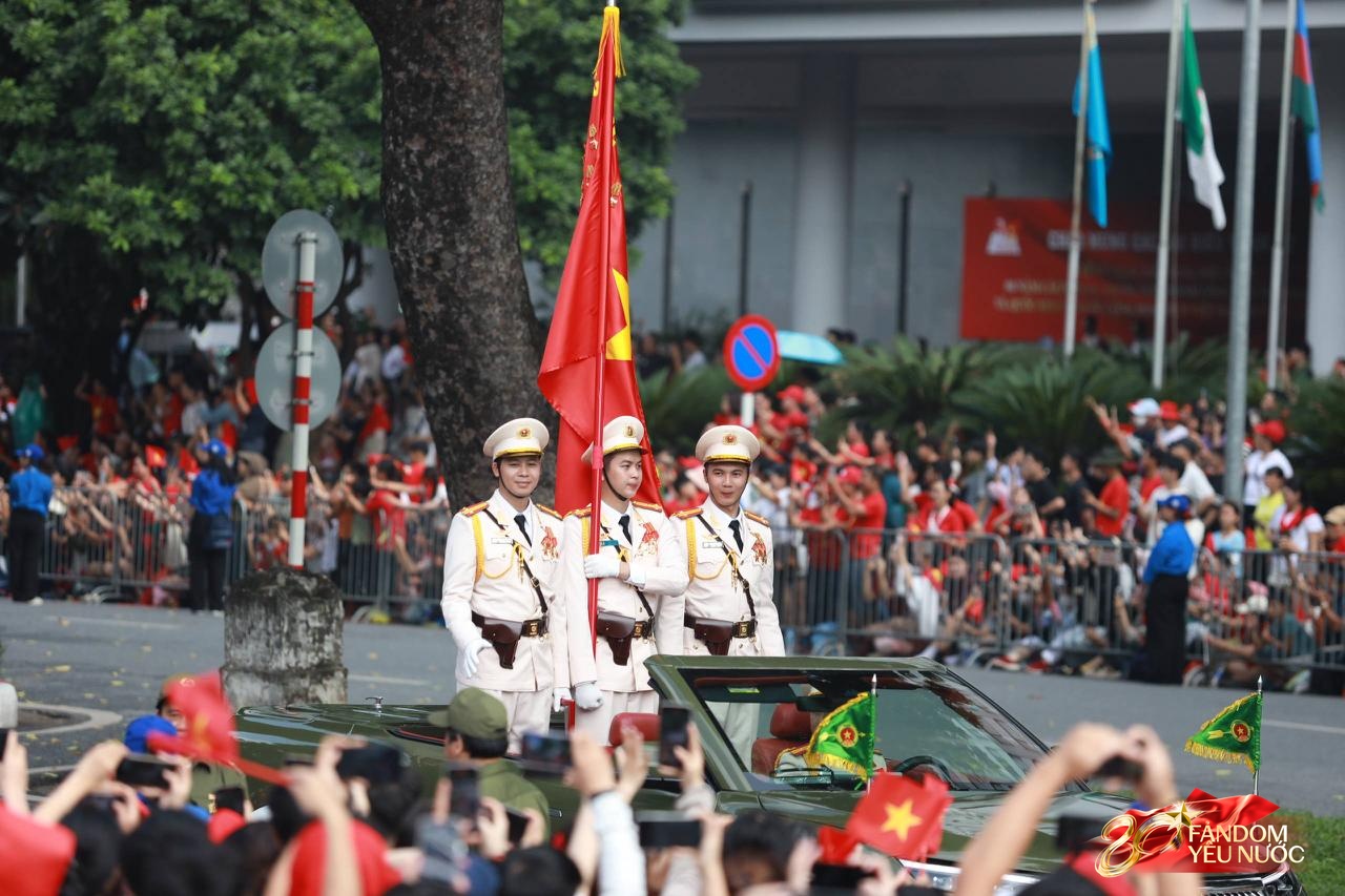 Đoàn diễu binh di chuyển qua các tuyến phố Hà Nội sáng ngày 2/9, người dân vẫy tay reo hò- Ảnh 6.