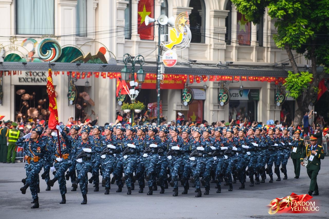 Tạm biệt A80: Các khối diễu binh, diễu hành tỏa khắp các tuyến phố Thủ đô, hòa chung niềm vui với người dân- Ảnh 5.