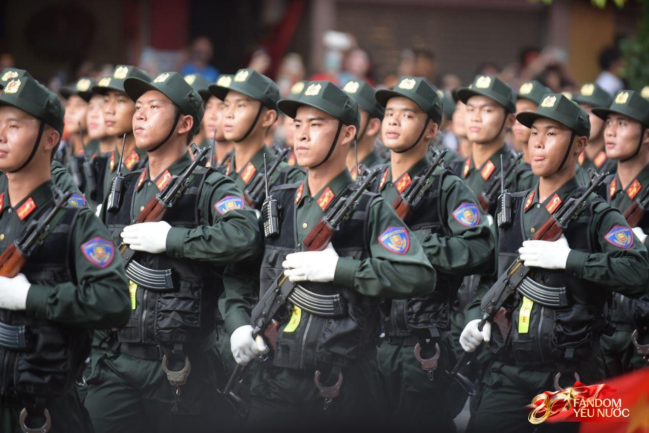 Đoàn diễu binh di chuyển qua các tuyến phố Hà Nội sáng ngày 2/9, người dân vẫy tay reo hò- Ảnh 15.