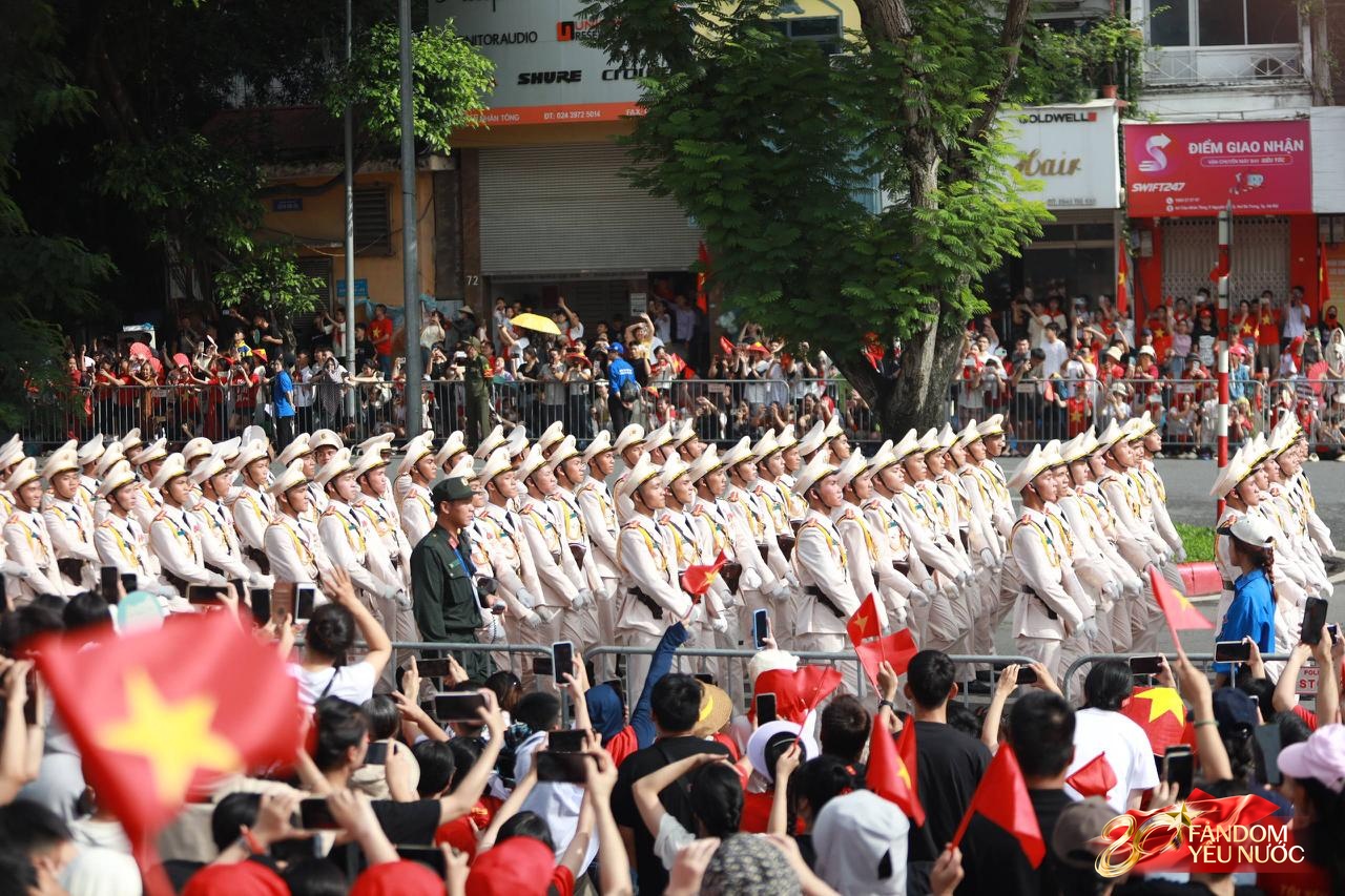 Đoàn diễu binh di chuyển qua các tuyến phố Hà Nội sáng ngày 2/9, người dân vẫy tay reo hò- Ảnh 8.