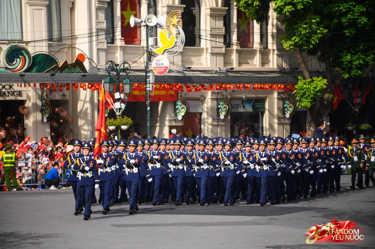 Tạm biệt A80: Các khối diễu binh, diễu hành tỏa khắp các tuyến phố Thủ đô, hòa chung niềm vui với người dân- Ảnh 7.