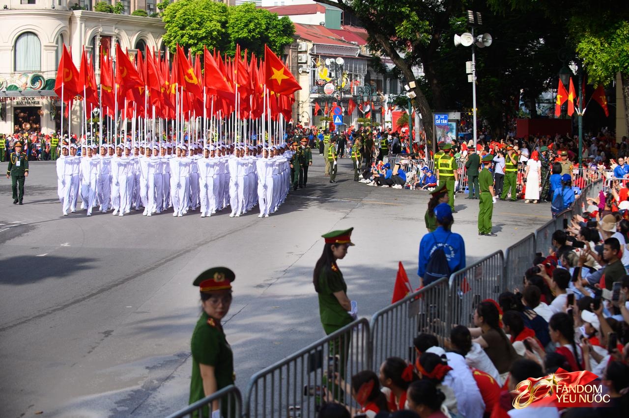 Tạm biệt A80: Các khối diễu binh, diễu hành tỏa khắp các tuyến phố Thủ đô, hòa chung niềm vui với người dân- Ảnh 9.
