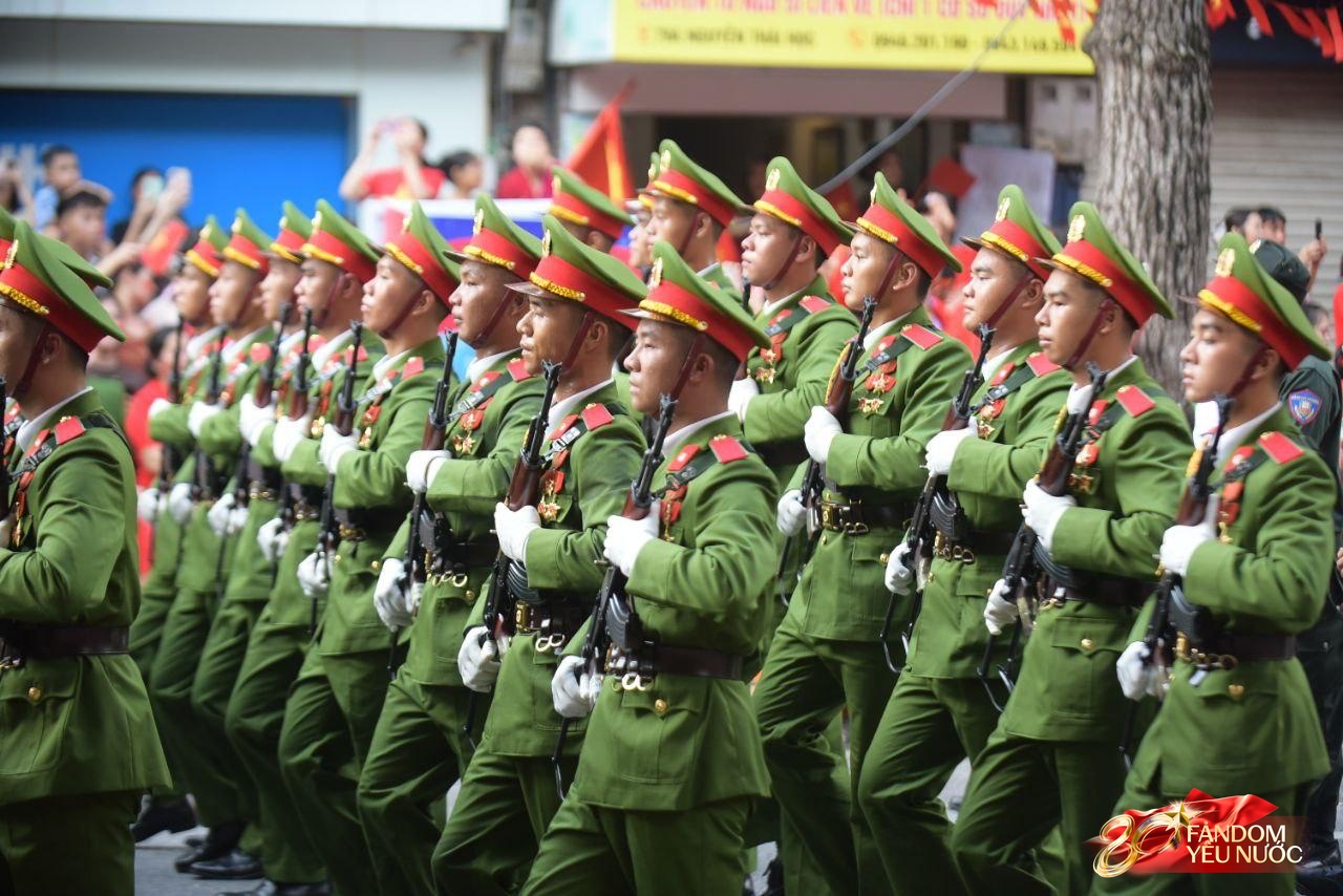 Đoàn diễu binh di chuyển qua các tuyến phố Hà Nội sáng ngày 2/9, người dân vẫy tay reo hò- Ảnh 17.