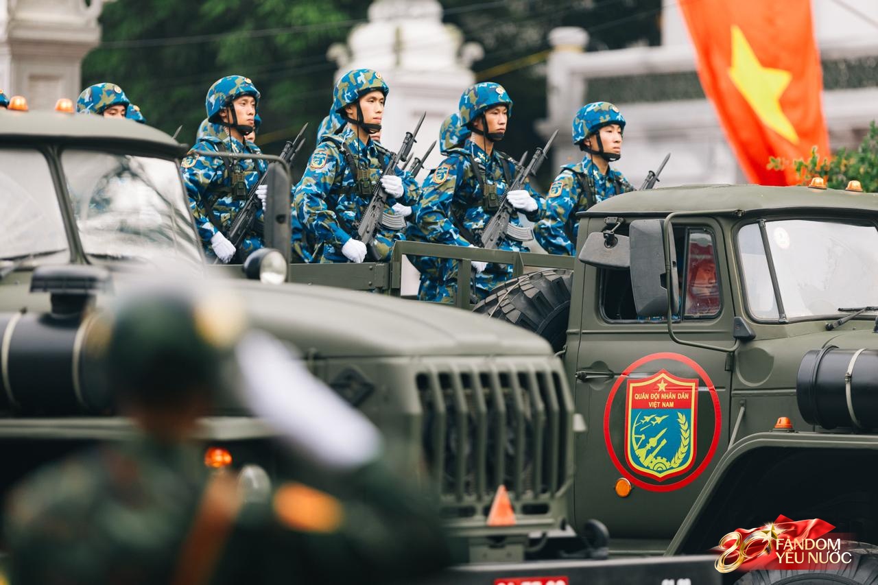 Tạm biệt A80: Các khối diễu binh, diễu hành tỏa khắp các tuyến phố Thủ đô, hòa chung niềm vui với người dân- Ảnh 28.