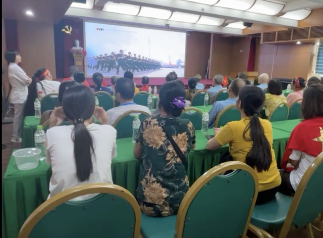Bệnh nhân ngồi xe lăn, đeo dây truyền, háo hức xem trực tiếp lễ diễu binh - Ảnh 2.