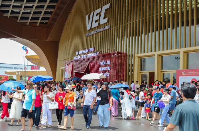 Kéo dài thời gian triển lãm "80 năm hành trình Độc lập-Tự do-Hạnh phúc" đến ngày 15-9 - Ảnh 1.