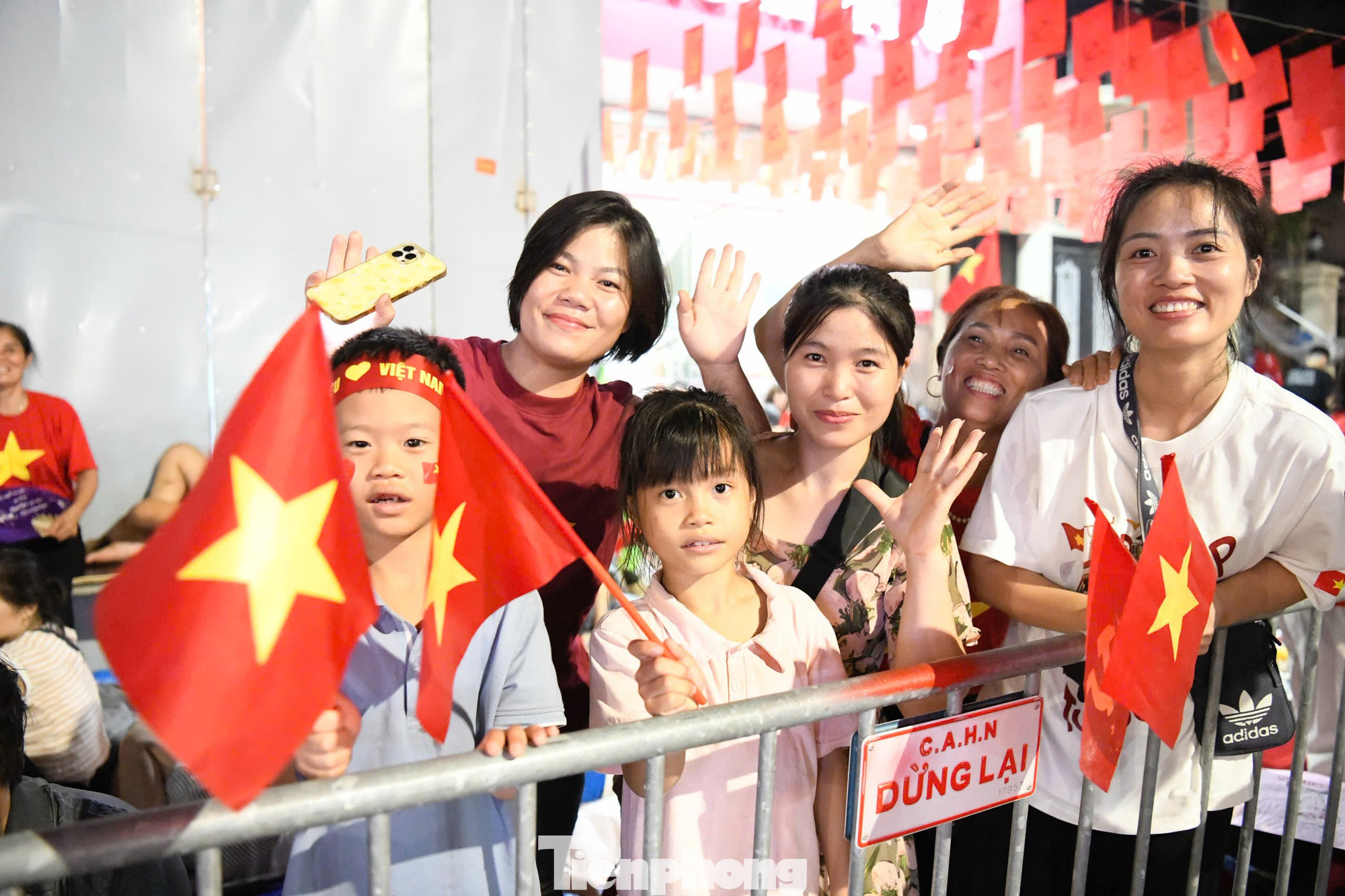 Toàn cảnh lễ diễu binh 2 / 9 Tại Hà Nội trong đêm không ngủ rực rỡ sắc cờ - Ảnh 5. Toàn cảnh lễ diễu binh 2 / 9 Tại Hà Nội trong đêm không ngủ rực rỡ sắc cờ - Ảnh 5.