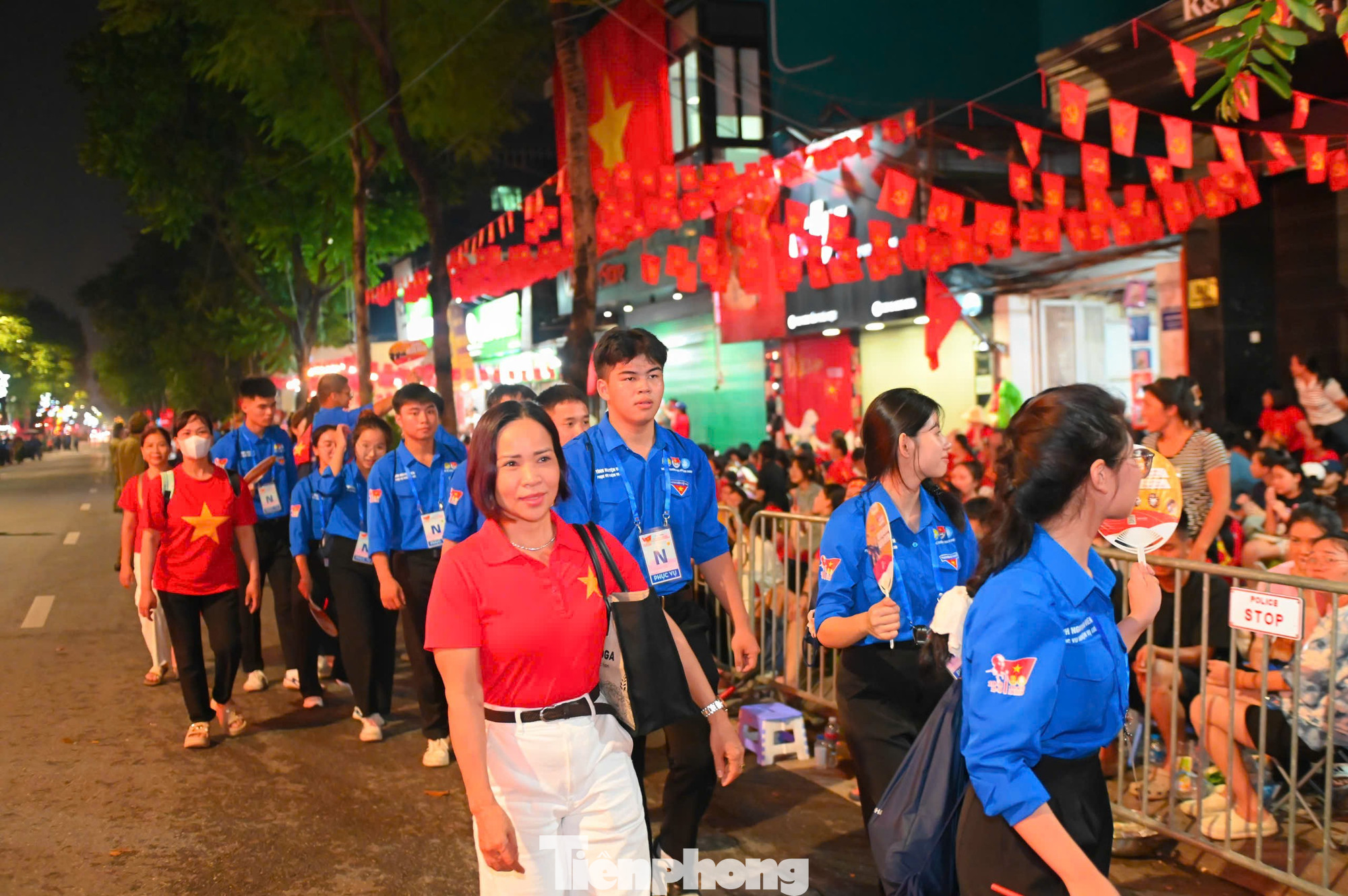 Toàn cảnh lễ diễu binh 2 / 9 Tại Hà Nội trong đêm không ngủ rực rỡ sắc cờ - Ảnh 50. Toàn cảnh lễ diễu binh 2 / 9 Tại Hà Nội trong đêm không ngủ rực rỡ sắc cờ - Ảnh 50.