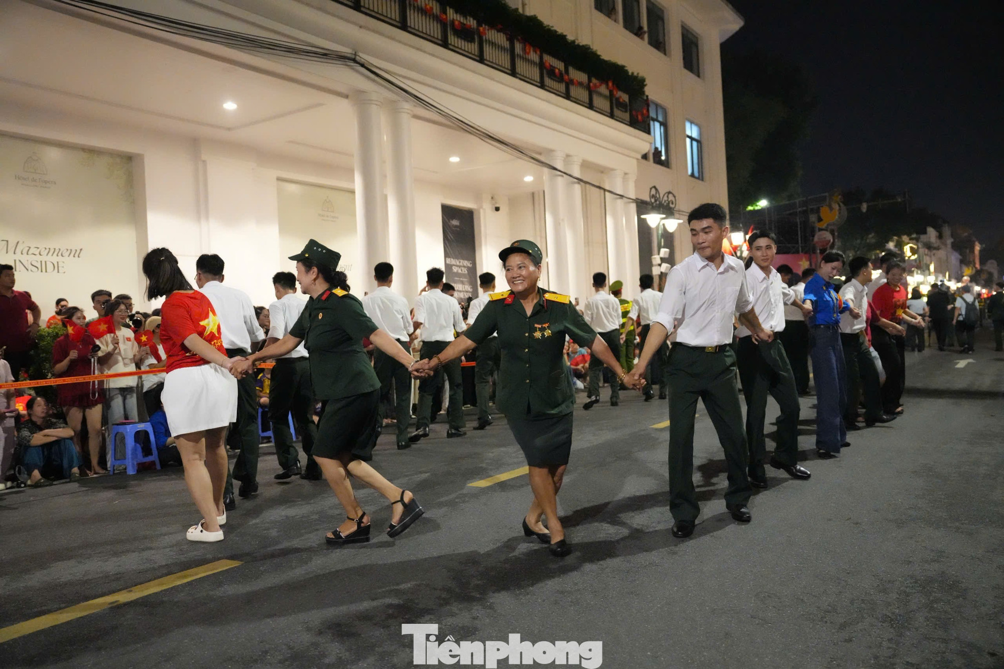 Toàn cảnh lễ diễu binh 2 / 9 Tại Hà Nội trong đêm không ngủ rực rỡ sắc cờ - Ảnh 37. Toàn cảnh lễ diễu binh 2 / 9 Tại Hà Nội trong đêm không ngủ rực rỡ sắc cờ - Ảnh 37.