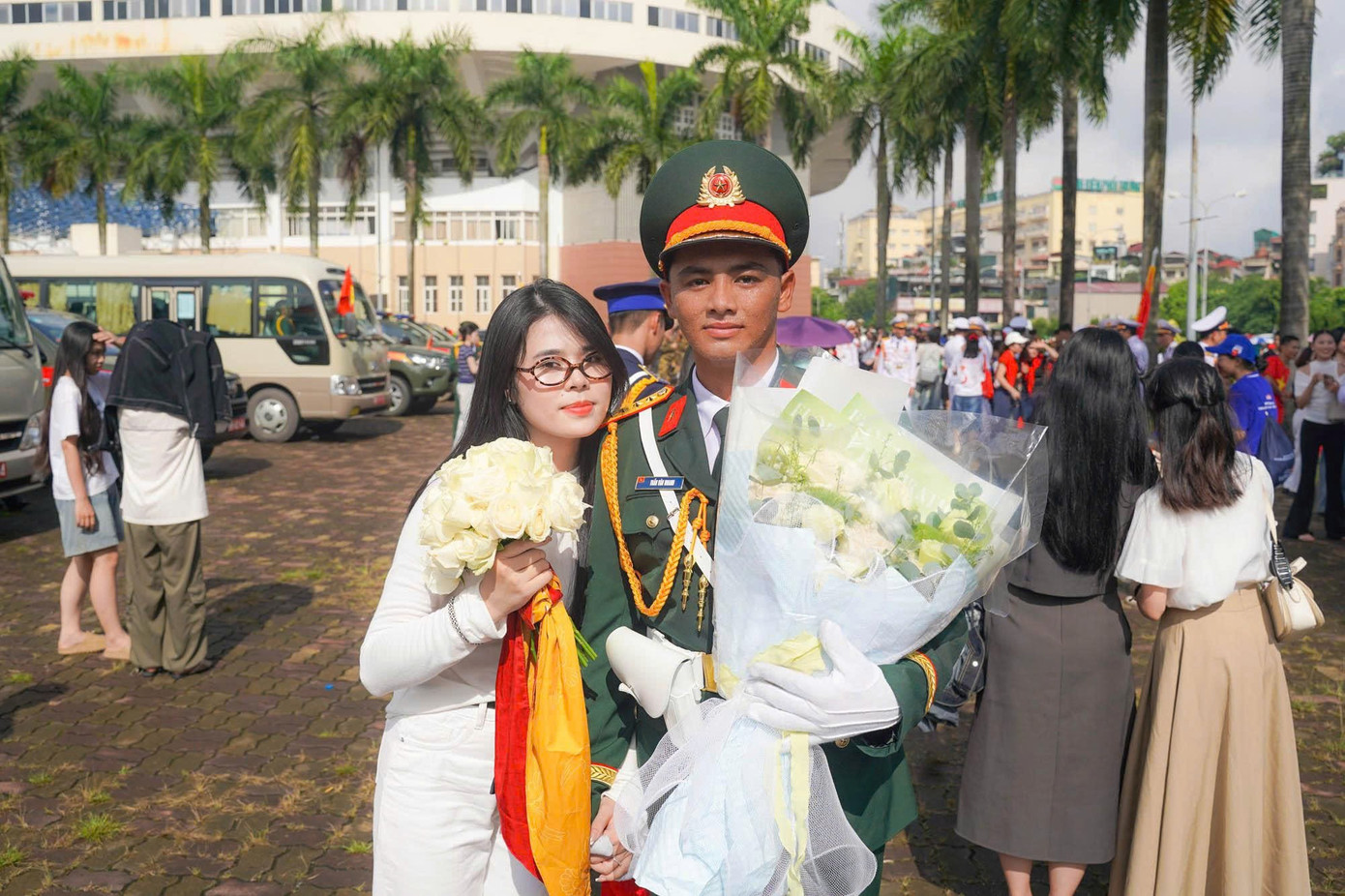 Những màn cầu hôn đặc biệt của chiến sĩ trong Lễ diễu binh 2 / 9 đầy cảm xúc - Ảnh 3. Những màn cầu hôn đặc biệt của chiến sĩ trong Lễ diễu binh 2 / 9 đầy cảm xúc - Ảnh 3.