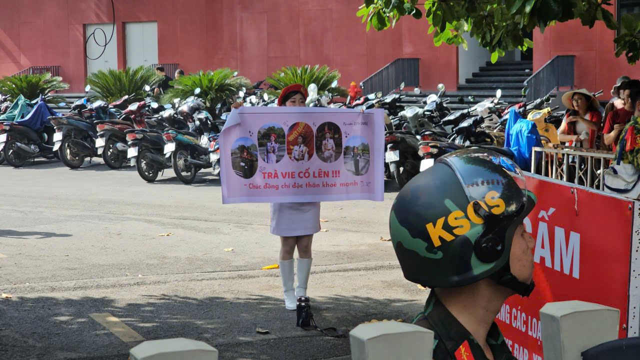 VIDEO: Gi&acirc;y ph&uacute;t tr&ugrave;ng ph&ugrave;ng giữa chiến sĩ v&agrave; người th&acirc;n sau A80 khiến ai cũng x&uacute;c động- Ảnh 3.