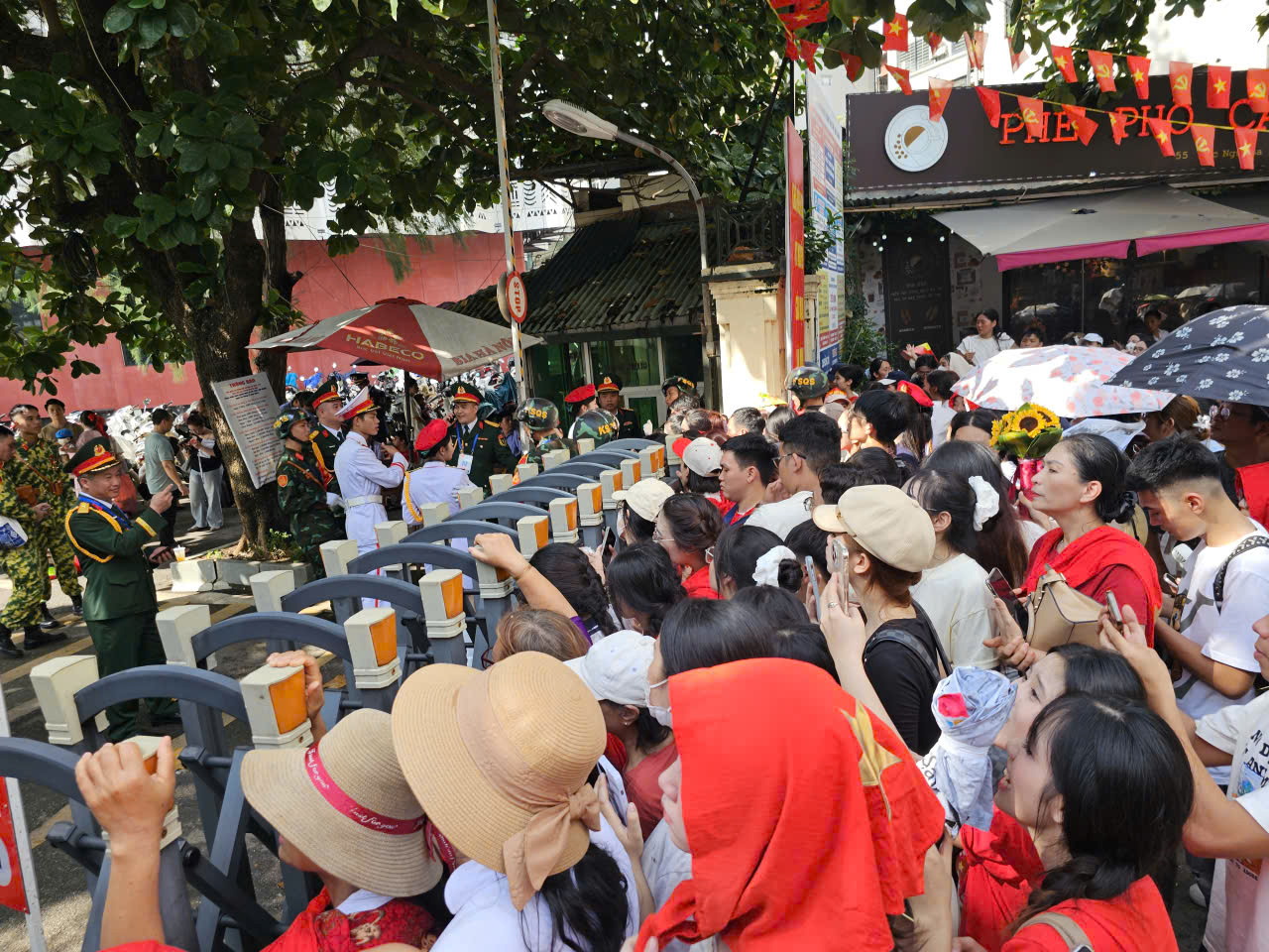 VIDEO: Gi&acirc;y ph&uacute;t tr&ugrave;ng ph&ugrave;ng giữa chiến sĩ v&agrave; người th&acirc;n sau A80 khiến ai cũng x&uacute;c động- Ảnh 5.