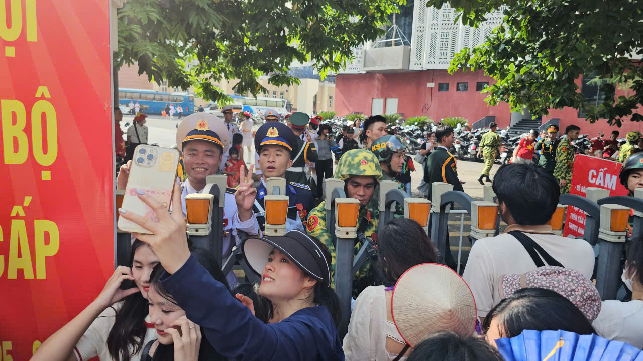 VIDEO: Gi&acirc;y ph&uacute;t tr&ugrave;ng ph&ugrave;ng giữa chiến sĩ v&agrave; người th&acirc;n sau A80 khiến ai cũng x&uacute;c động- Ảnh 1.