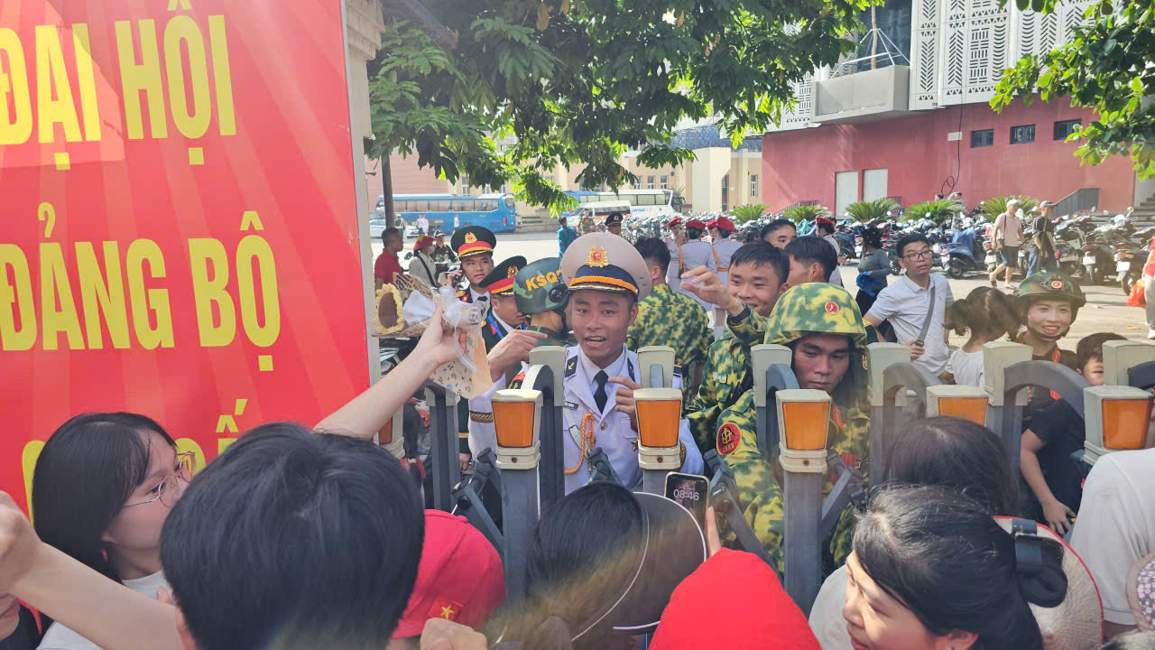 VIDEO: Gi&acirc;y ph&uacute;t tr&ugrave;ng ph&ugrave;ng giữa chiến sĩ v&agrave; người th&acirc;n sau A80 khiến ai cũng x&uacute;c động- Ảnh 4.