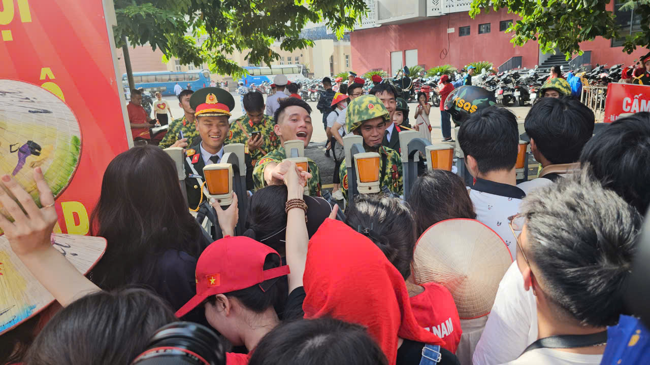 VIDEO: Gi&acirc;y ph&uacute;t tr&ugrave;ng ph&ugrave;ng giữa chiến sĩ v&agrave; người th&acirc;n sau A80 khiến ai cũng x&uacute;c động- Ảnh 2.