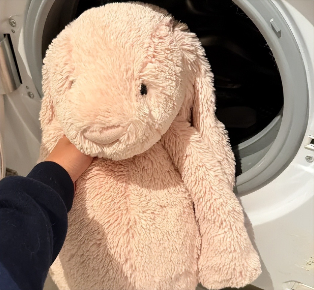 5 thứ cho vào máy giặt không khác "ném tiền qua cửa sổ": Hỏng máy, người còn dễ sinh bệnh! - Ảnh 1. 5 thứ cho vào máy giặt không khác "ném tiền qua cửa sổ": Hỏng máy, người còn dễ sinh bệnh! - Ảnh 1.