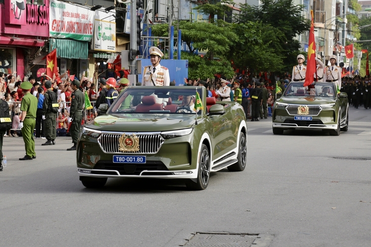 Tái hiện VinFast VF 9 mui trần phục vụ lễ diễu binh, ‘nghệ nhân’ Việt chia sẻ: ‘Làm vì muốn hoà chung không khí tự hào ngày Quốc khánh’ - Ảnh 2.