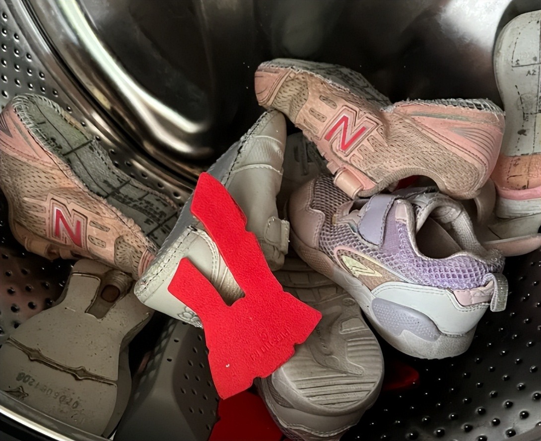 5 thứ cho vào máy giặt không khác "ném tiền qua cửa sổ": Hỏng máy, người còn dễ sinh bệnh! - Ảnh 3. 5 thứ cho vào máy giặt không khác "ném tiền qua cửa sổ": Hỏng máy, người còn dễ sinh bệnh! - Ảnh 3.