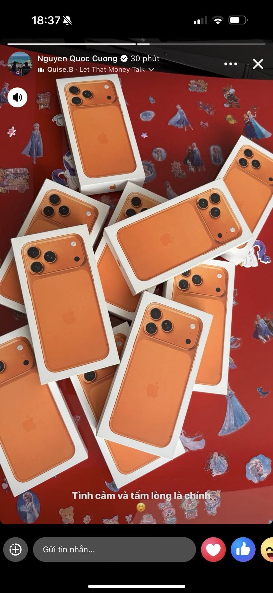 Cường Đ&ocirc; La kh&ocirc;ng n&oacute;i m&igrave;nh gi&agrave;u, Cường Đ&ocirc; La chỉ đem &ldquo;cả lố&rdquo; iPhone 17 Pro Max gặp l&agrave; tặng!- Ảnh 1.