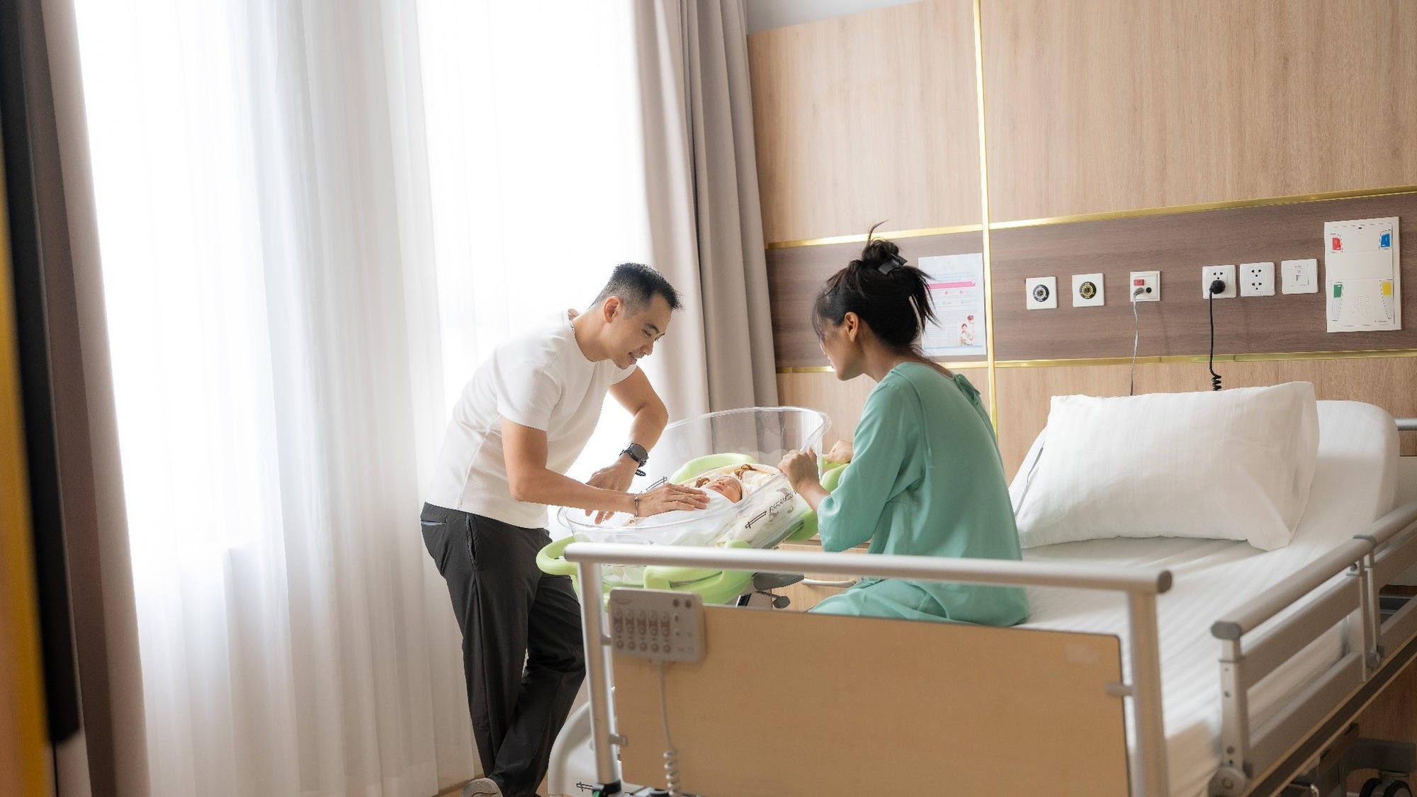 Hoa hậu H'Hen Niê sinh con gái đầu lòng, chồng "khóc như mưa" trong phòng sinh - Ảnh 6. Hoa hậu H'Hen Niê sinh con gái đầu lòng, chồng "khóc như mưa" trong phòng sinh - Ảnh 6.